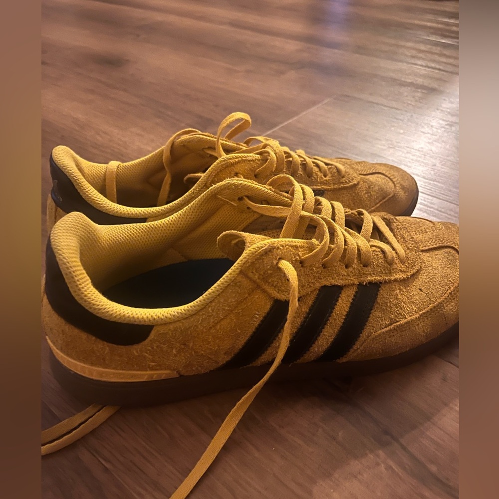 Rare Color Adidas Samba
ADV Yellow And Black Suede. Men Size 11